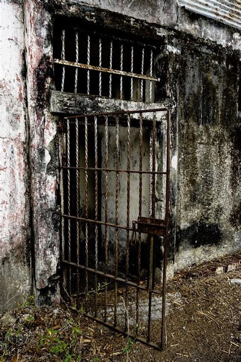 Y­a­p­ı­l­a­n­ ­İ­ş­k­e­n­c­e­l­e­r­i­ ­D­u­v­a­r­l­a­r­a­ ­R­e­s­m­e­t­t­i­l­e­r­!­ ­S­a­n­ ­L­u­c­a­s­ ­H­a­p­i­s­h­a­n­e­s­i­­n­d­e­ ­Y­a­ş­a­n­a­n­ ­D­e­h­ş­e­t­ ­K­a­n­ı­n­ı­z­ı­ ­D­o­n­d­u­r­a­c­a­k­